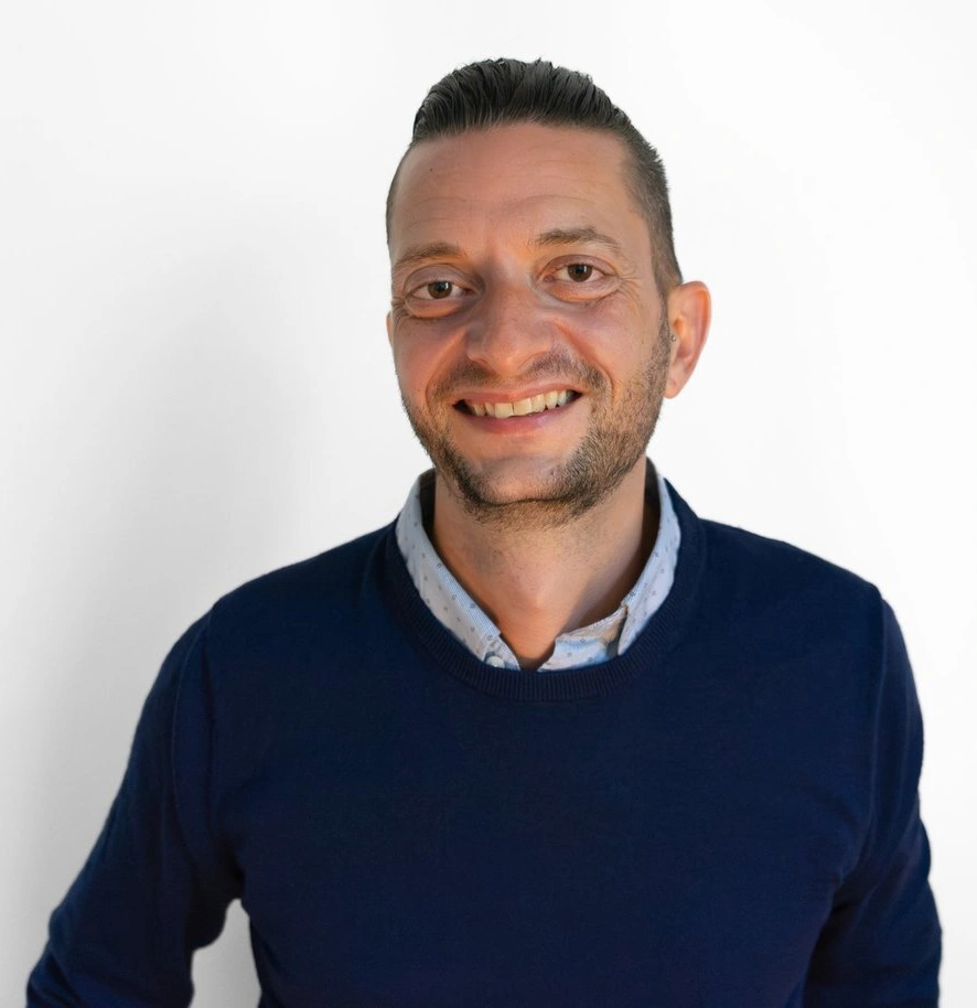 Portrait picture of Damien Robert, smiling